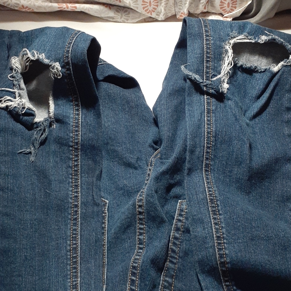 Skinny dark blue jeans